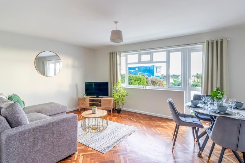 Spacious Sea View 2 Bedroom Sleeps 6-Free Parking Bournemouth Dış mekan fotoğraf