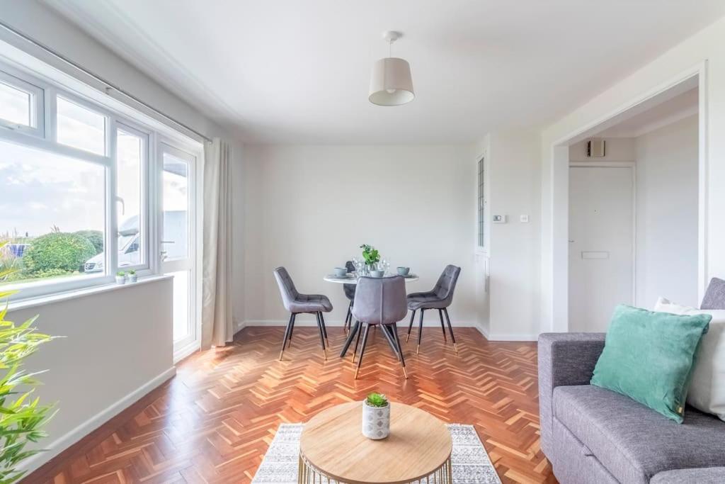 Spacious Sea View 2 Bedroom Sleeps 6-Free Parking Bournemouth Dış mekan fotoğraf