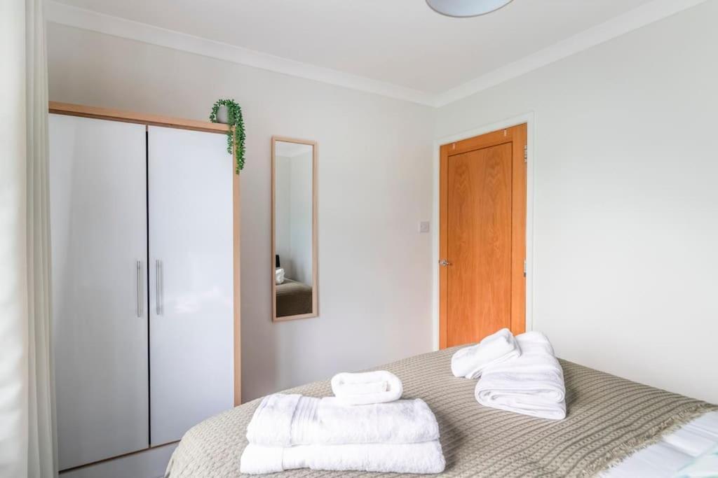Spacious Sea View 2 Bedroom Sleeps 6-Free Parking Bournemouth Dış mekan fotoğraf
