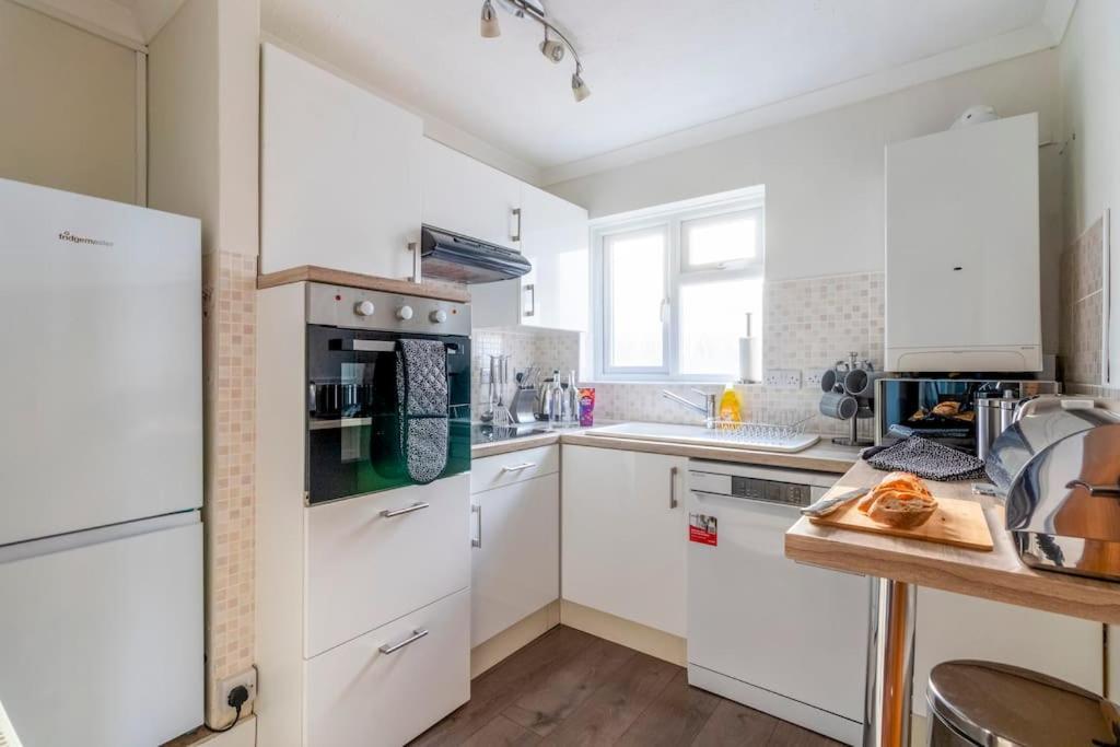 Spacious Sea View 2 Bedroom Sleeps 6-Free Parking Bournemouth Dış mekan fotoğraf