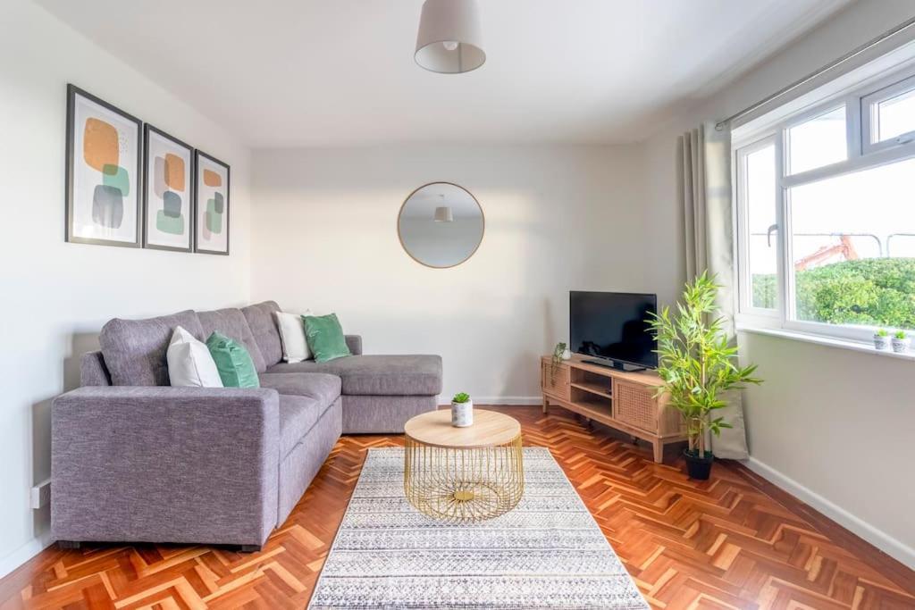 Spacious Sea View 2 Bedroom Sleeps 6-Free Parking Bournemouth Dış mekan fotoğraf
